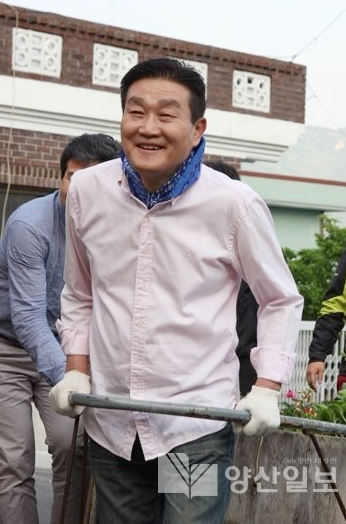 김일권(더불어 민주당) 양산시장 후보가 7년째 시민들과 함께 ‘어울림 주말농장’이라는 텃밭을 가꾸고 있다. 지난 여름 텃밭에 뿌릴 비료를 운반하고 있는 김 후보의 모습에서 그의 특유의 인간미를 느껴 본다.