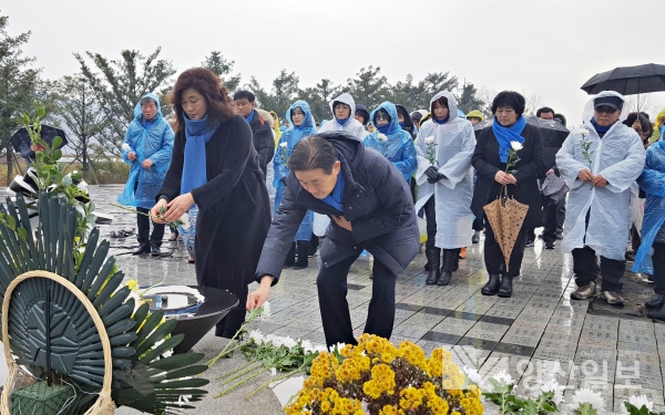 김일권 전의장이 부인 부인 권미숙씨와 참배하고 있다.