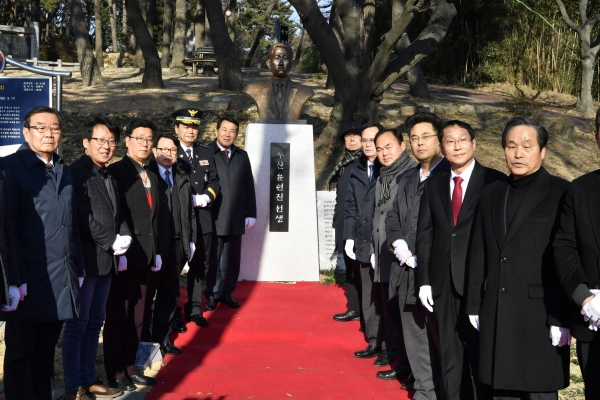 지난 18일 양산시 교동 춘추공원에서 항일독립운동가 윤현진 선생의 흉상 제막식이 거행됐다.