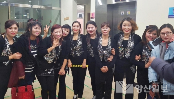서창초 난타동아리 학부모들이 공연에 앞서 기념 촬영을 하고 있다.