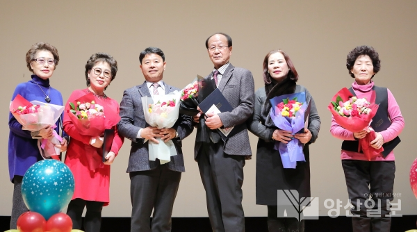 재능기부 강사님들께 감사패를 전달받고 기념촬영을 하고 있다.