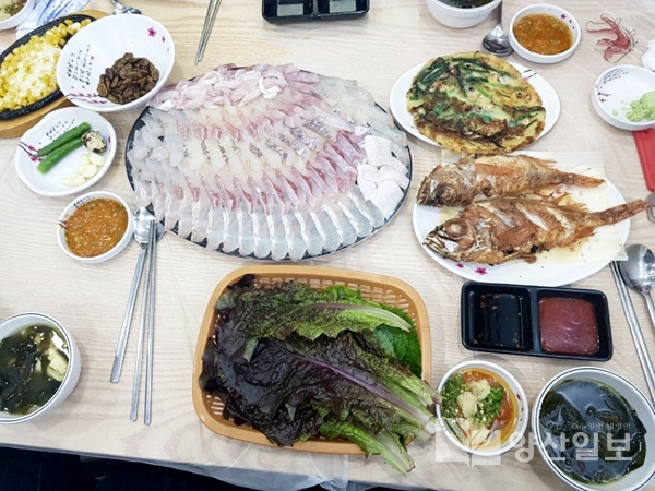 OK도매횟집에서 주문한 회 한상차림, 회를 제외한 나머지 음식들은 모두 기본으로 나오는 밑반찬이다.