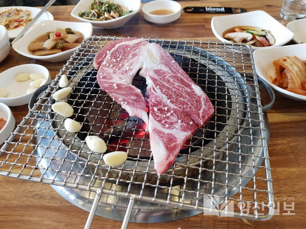 직접 가져온 최상품의 한우는 보기만해도 맛있어 보인다.