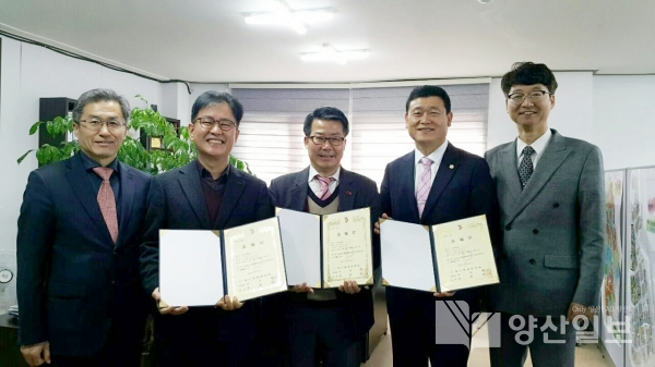지난 13일 (사)양산발전연구원은 김효진 시의원(오른쪽 두번째)외 2명을 신임'수석 연구원'으로 임명했다.