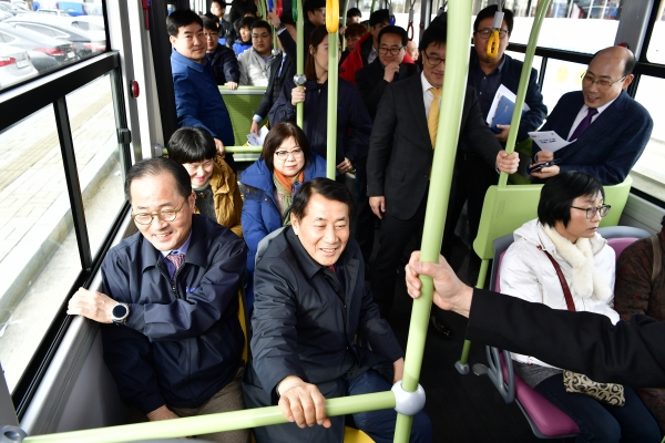 지난 2일 양산시청 앞에서 전기버스 시승식이 열렸다.