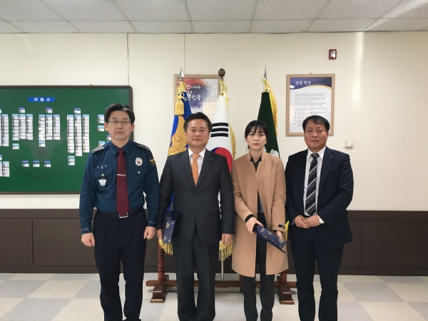양산경찰서는 KB국민은행 남양산지점에 근무하는 부센터장과 행원에게 보이스피싱 금융사기를 예방한 공로로 감사장을 전달했다.