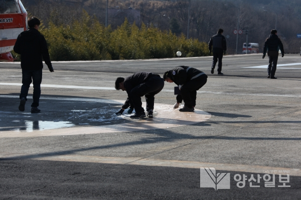 계류장에서 항공기 FOD 활동을 하고 있는 모습