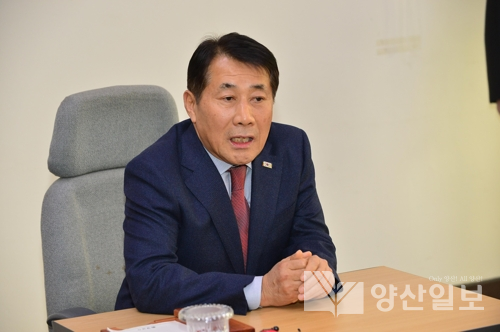 기자회견하는 나동연 시장