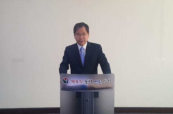 더불어민주당 최이교 양산시장 예비후보는 지난 26일 양산시청 프레스센터에서 기자회견을 열고 같은 당 후보들에게 원 드림팀 구성을 제안했다.
