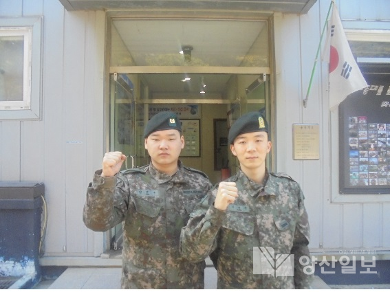 해안경계작전중 민간인을 구조한 53사단 태종대연대 김민수(왼쪽)하사와 강연찬 일병