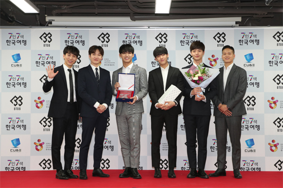 그룹 ‘비투비(BTOB)’가 27일 오후 서울 중구 한국관광공사 서울센터에서 한국 관광 홍보대사로 위촉된 후 기념촬영을 하고 있다. (사진 = 한국관광공사)