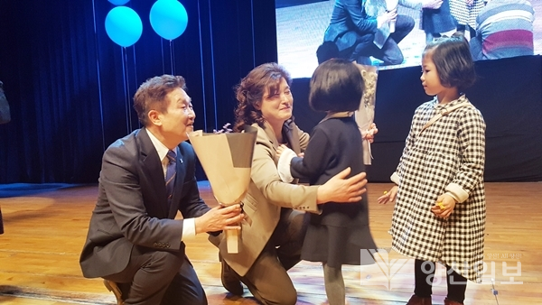 김일권 전의장과 권미숙여사가 손녀들의 곷다발을 받고 기뻐하고 있다.