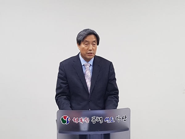 권영훈 대산금속 대표가 5일 양산시청 프레스센터에서 기자회견을 열고, 양산시장 선거 불출마를 선언하고 있다.