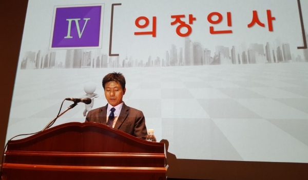 김정언 석산지역주택조합 추진위원장이 조합원들에게 인사말을 하고 있다.