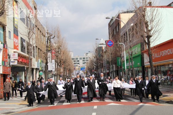 지난 10일 개최된 3·1운동 재현행사에서 참가자들이 태극기를 들고 거리행진을 하고 있다.