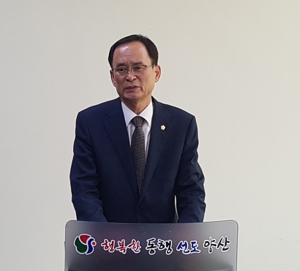 정경효 양산시의회 의장이 13일 시청 프레스센터에서 열린 기자회견에서 자유한국당을 탈당해 무소속 출마를 선언하고 있다.