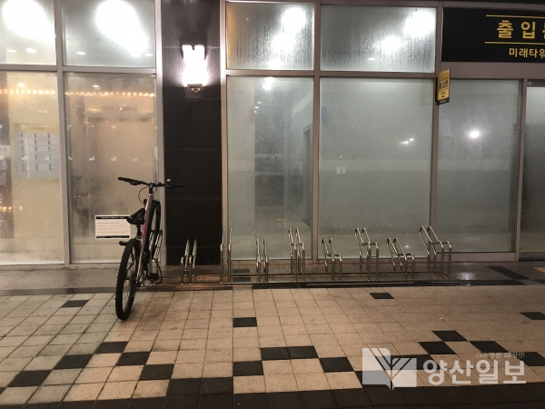 미래타워 출입문에 설치된 자전거 보관대.