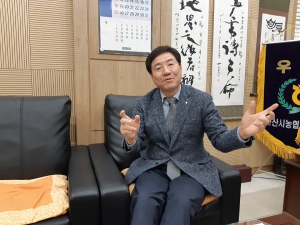 물금농협 정문기 조합장이 21일 조합장 사무실에서 가진 양산일보와의 인터뷰에서 질문에 답하고 있다.