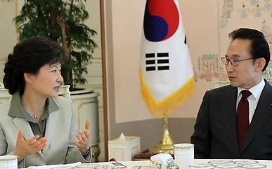 부패 혐의로 나란히 구속 수감된 박근혜(좌), 이명박 전 대통령.