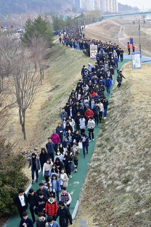 24일 양산천 일대에서 열린 항노화 건강걷기대회에서 1,000여명의 시민, 학생, 단체들이 양산천변을 걸으며 봄의 정취를 만끽하고 있다.