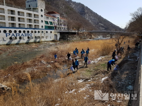 지난 22일 양산시는 '세계 물의 날'을 맞아 하천정화활동을 실시했다.