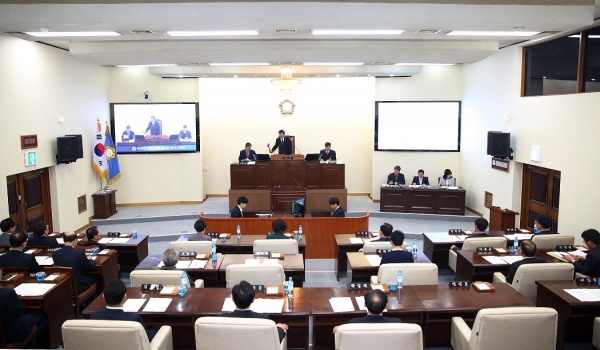 지난 26일 열린 양산시의회 제154회 임시회에서 정경효 의장이 개회를 선포하고 있다.