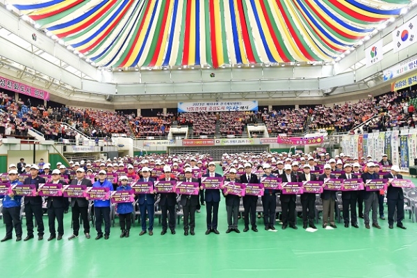지난 25일 오전 9시 양산실내체육관에서 열린 2023년 제104회 전국체육대회 유치 추진위원회 발대식에서 나동연 추진위원장을 비롯, 윤영석·서형수 국회의원, 도 및 시의원, 기관 및 사회단체장, 체육회 임원 등 내외빈들이 성공적 대회 유치를 위한 결의를 다짐하고 있다.
