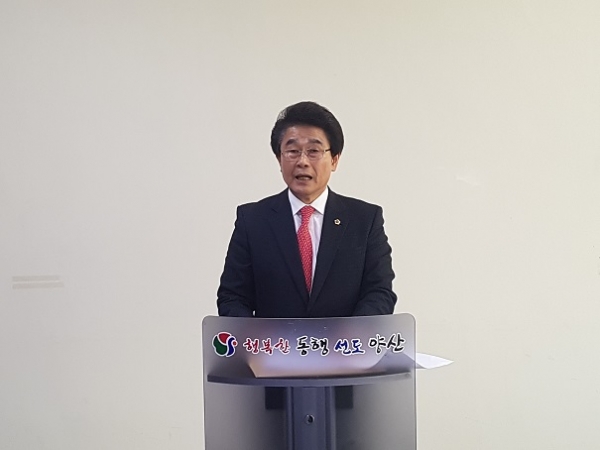 지난 26일 오전 10시 50분 양산시청 프레스센터에서 열린 기자회견에서 정재환 경남도의회 부의장이 도의원 제1선거구 출마를 공식 선언하면서 지지를 호소하고 있다.