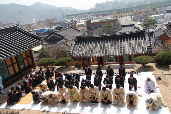 지난 26일 양산향교 대성전에서 열린 춘계 석전대제에서 지역 유림 등이 제례를 올리고 있다.