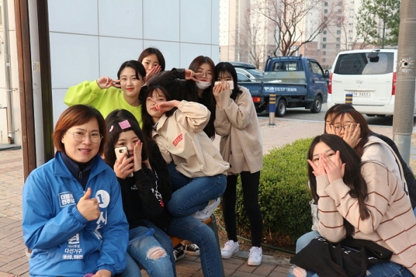 물금 신도시 아파트·상가 민생투어에 나선 신재향 양산시의원 예비후보가 지역 학생들과 기념촬영을 하고 있다.