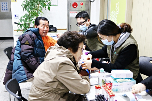지난 24일 양산부산대학교병원은 웅상종합사회복지관과 연계해 어르신을 위한 이동식 무료건강검진을 실시했다.