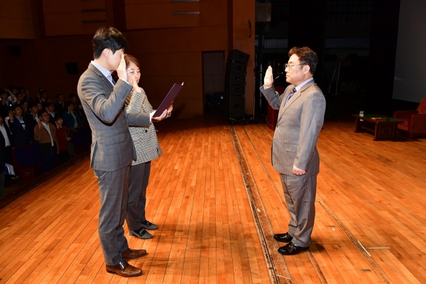 2일 열린 ‘선거중립 결의대회’에서 양산시 공무원이 대표선서를 하고 있다.