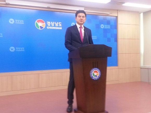 김태호 전 국회의원이 9일 오전 경남도청 브리핑룸에서 경남도지사 출마를 선언하고 있다.