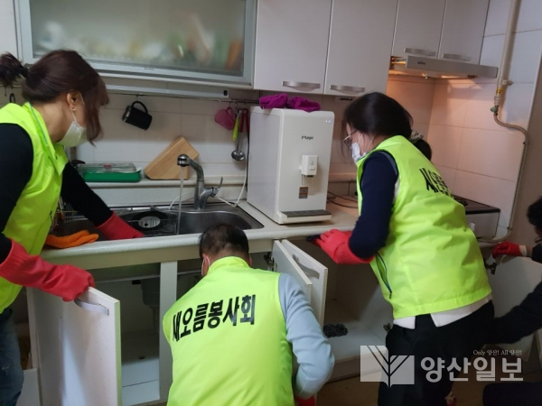 지난 7일 맞춤형복지팀은 새오름봉사회와 연계해 돌봄이웃 대상 주거환경개선사업을 실시했다.