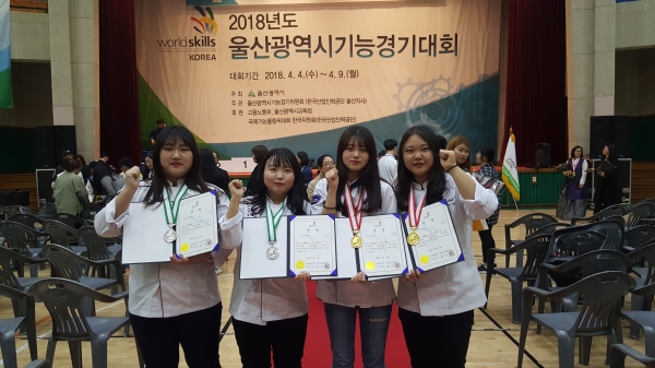 동원과기대 호텔외식조리과 학생들이 지난 4일부터 9일까지 열린 ‘2018 울산광역시기능경기대회 지역특성화직종 한우요리경연대회’에 출전해 금은상을 수상했다.