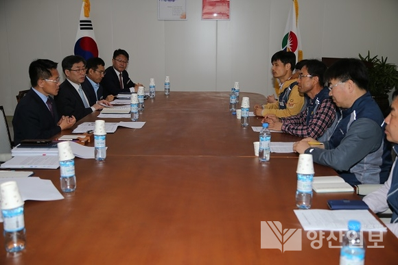 지난 9일 경남도는 도청 소회의실에서 한경호 권한대행에게 전두흥 전공노 경남지역본부장이 9개 요구사항을 갖고 간담회를 가졌다.