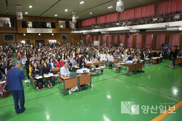 수석교사가 나눔 수업 시연을 선보이고 있다.