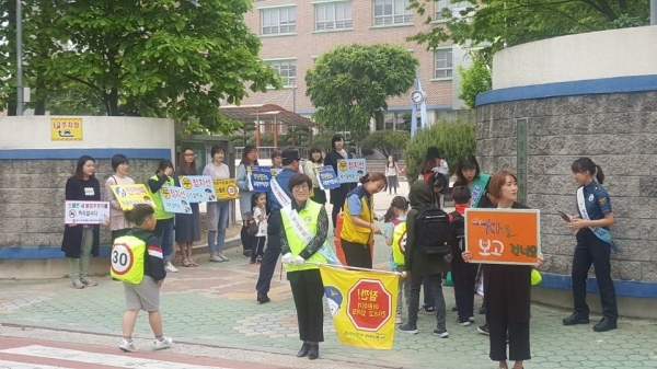 북정초등학교 녹색어머니회는 지난 1일 북정초 일원에서 스쿨존 안전운행 캠페인을 실시했다.