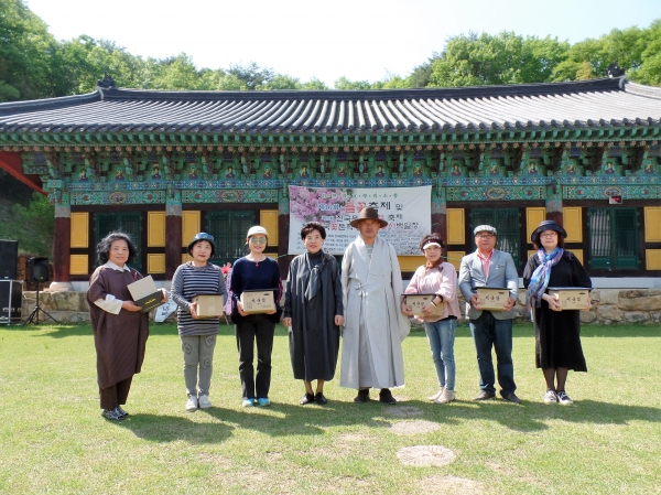지난 28일 통도사 서운암에서 열린 제16회 들꽃축제 및 제8회 전국문학인 꽃축제에서 수상한 문학부 참가자들.