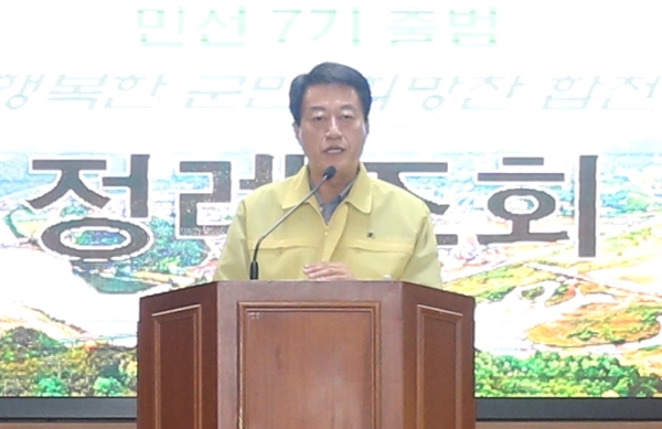 문준희 합천군수가 3일 직원 정례조회 취임인사에서 군정방향을 밝히고 있다.