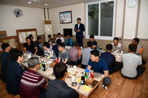 변광용 거제시장은 도로보수원들과 소통의 시간을 가졌다.(사진제공=거제시)