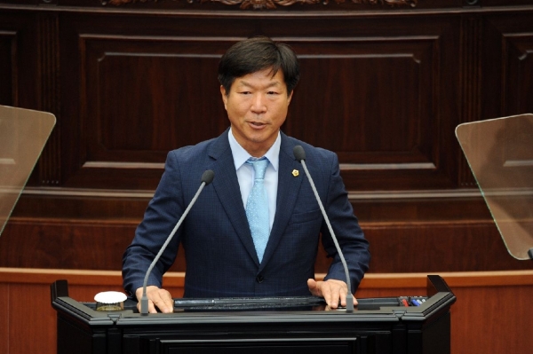 표병호 경남도의원이 교육위원장 수락 발언을 하고 있다.