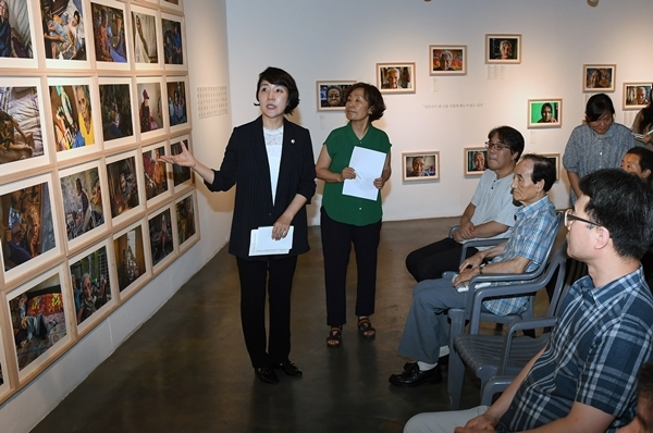 김지수 경상남도의회 의장이 17일 마산합포구 창동예술촌에서 열린 아시아의 일본군 성노예 피해 여성들을 주제로 한 ‘겹겹 지울 수 없는 흔적’ 사진전 개막식에 참석해 의미를 설명하고 있다. 오른쪽은 이경희 경남대책위원회 상임고문(사진제공=경남도의회)