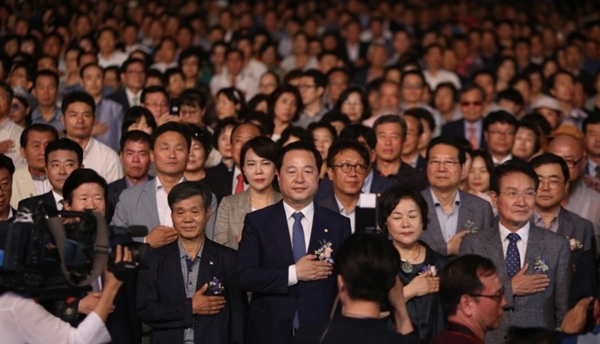 김두관 국회의원과 부인 채정자 여사를 비롯한 내빈들이 지난 14일 오후 경기도 고양시 일산킨텍스에서 열린 출판기념회에서 국민의례를 하고 있다.(양산일보=양삼운 선임기자)