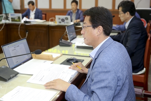 문준희 경남 합천군수가 19일 열린 공약 실천계획 보고회에서 구체적인 실행방안 마련을 당부하고 았다.(사진제공=합천군청)