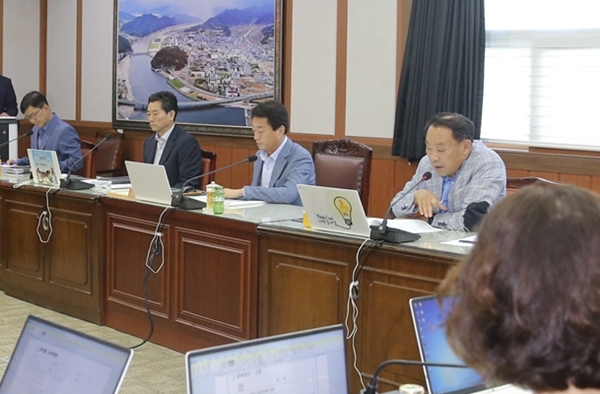 문준희 경남 합천군수가 19일 열린 공약 실천계획 보고회에서 보고사항을 경청하고 있다.(사진제공=합천군)