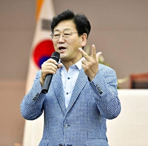 김정호 국회의원이 지난 21일 더불어민주당 김해을 지역위원회 대의원대회에서 인사말을 하고 있다.(사진제공=김정호 의원실)