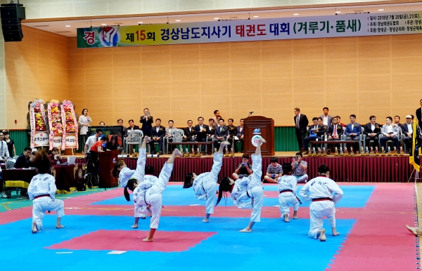 제15회 경상남도지사기 태권도대회가 20일부터 22일까지 창녕국민체육센터에서 도내 태권도인 1800여 명이 참가한 가운데 성황리에 개최됐다.