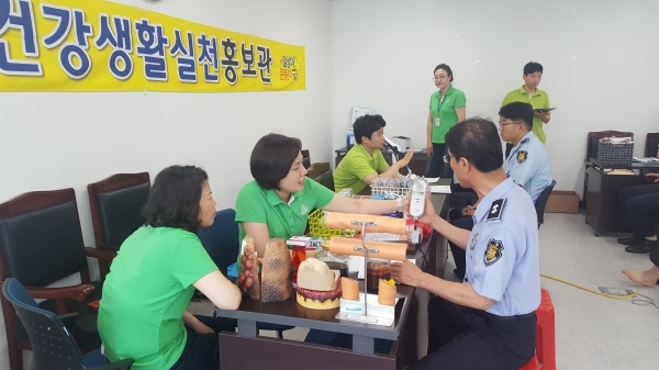 밀양시보건소는 17일 밀양구치소에 정신 건강증진 홍보관과 건강생활실천 홍보관을 운영하고 있다(사진제공=밀양시청)