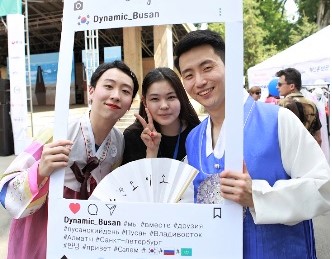 유라시아 청년대장정 단원들이 관람객과 함께 피켓을 들고 사진을 찍고 있다. (사진제공=부산시)